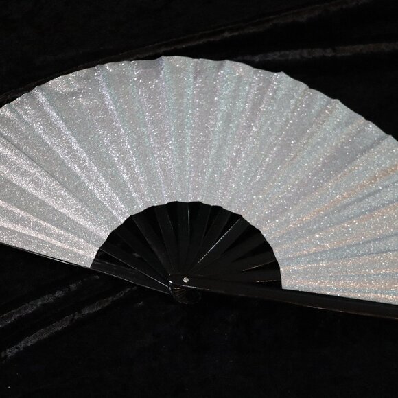 ✨ Ice Queen Folding Fan – Silver Glitter Showstopper ❄️ - Picture 1 of 2